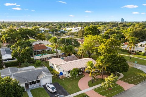 House in Hollywood, Florida 4 bedrooms, 158.12 sq.m. № 1965310 - photo 3