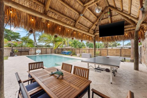 House in Hollywood, Florida 4 bedrooms, 158.12 sq.m. № 1965310 - photo 1