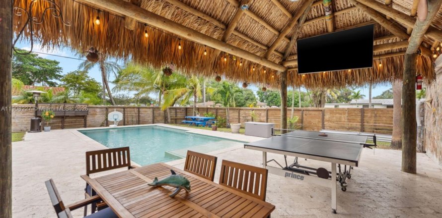 House in Hollywood, Florida 4 bedrooms, 158.12 sq.m. № 1965310