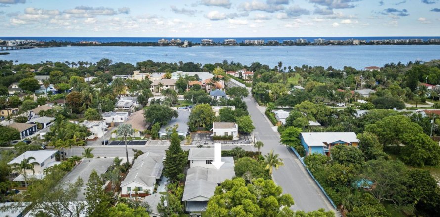 House in Lake Worth, Florida 5 bedrooms, 218.51 sq.m. № 1207928