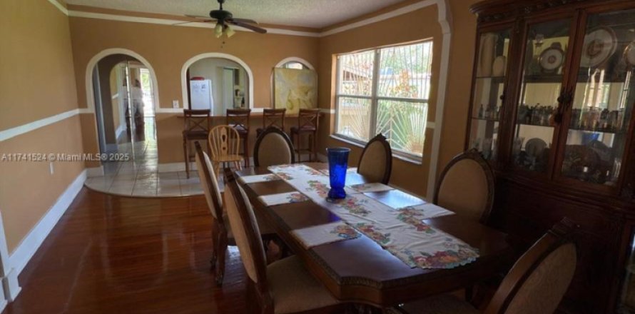 Casa en Miami, Florida 5 dormitorios, 239.69 m2 № 1764186
