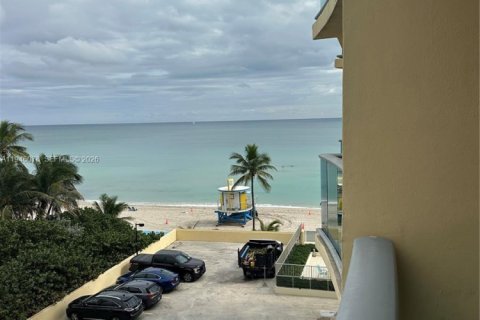 Condo in Hollywood, Florida, 1 bedroom  № 2002428 - photo 7