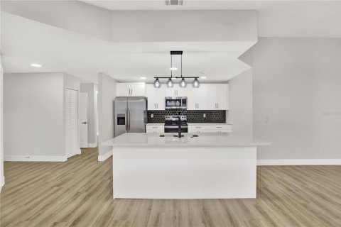 House in Tampa, Florida 3 bedrooms, 115.2 sq.m. № 1910353 - photo 3