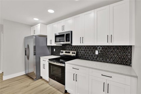 House in Tampa, Florida 3 bedrooms, 115.2 sq.m. № 1910353 - photo 4
