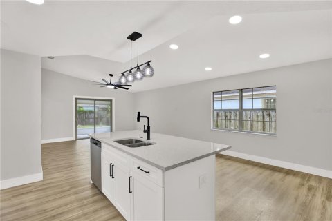 House in Tampa, Florida 3 bedrooms, 115.2 sq.m. № 1910353 - photo 6