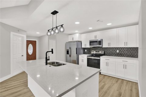 House in Tampa, Florida 3 bedrooms, 115.2 sq.m. № 1910353 - photo 7