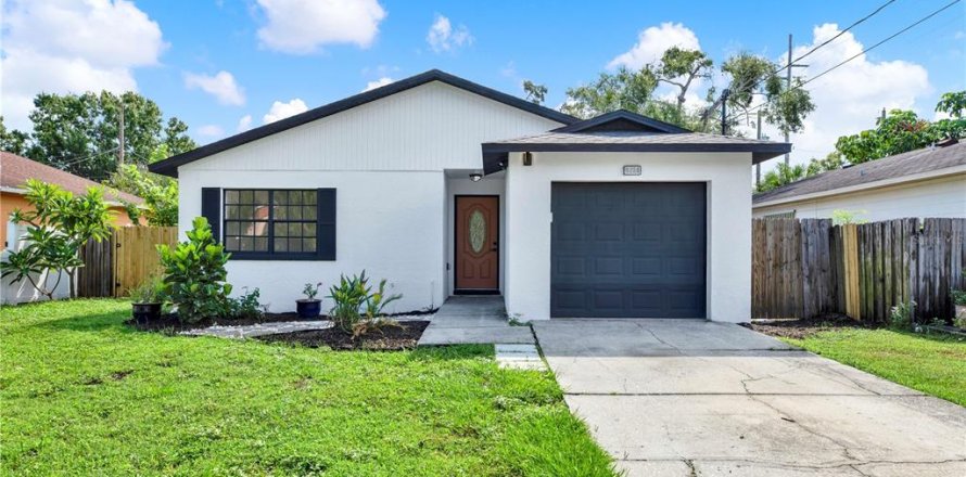 House in Tampa, Florida 3 bedrooms, 115.2 sq.m. № 1910353