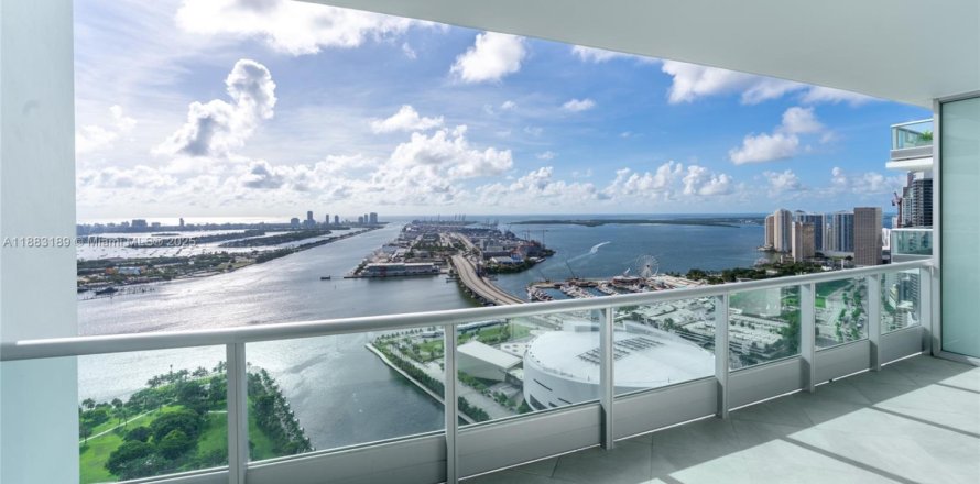 Condominio en Miami, Florida, 3 dormitorios № 1932399
