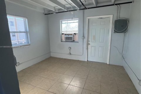 Villa ou maison à louer à Pahokee, Floride: 1 chambre, 40.6 m2 № 1977977 - photo 10