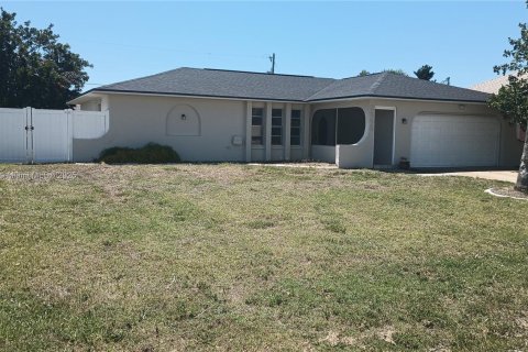 House in Cape Coral, Florida 3 bedrooms, 111.95 sq.m. № 1939711 - photo 2