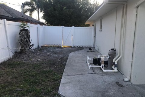House in Cape Coral, Florida 3 bedrooms, 111.95 sq.m. № 1939711 - photo 23