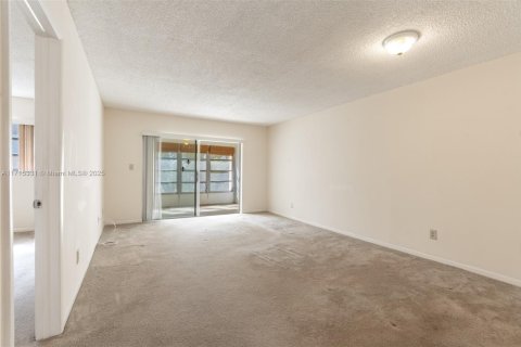 Condo in Tamarac, Florida, 1 bedroom № 1961716 - photo 5