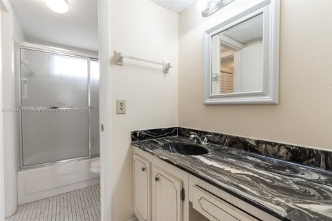 Condo in Tamarac, Florida, 1 bedroom № 1961716 - photo 13