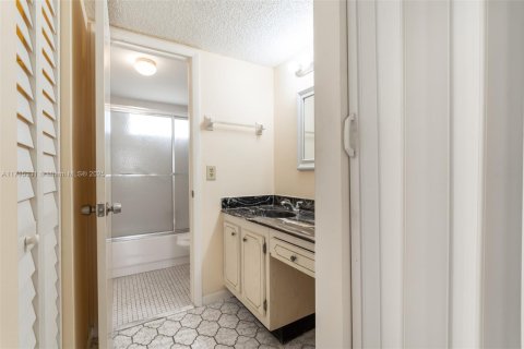 Condo in Tamarac, Florida, 1 bedroom № 1961716 - photo 12