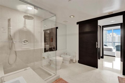 Condo in Miami, Florida, 2 bedrooms  № 2026219 - photo 22