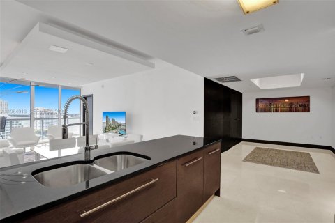 Condo in Miami, Florida, 2 bedrooms  № 2026219 - photo 15