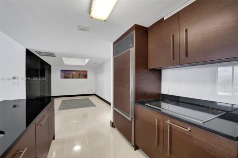 Condo in Miami, Florida, 2 bedrooms  № 2026219 - photo 16