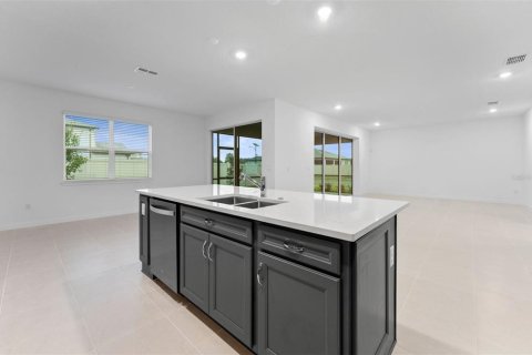 Villa ou maison à vendre à Zephyrhills, Floride: 5 chambres, 349.13 m2 № 2418827 - photo 5
