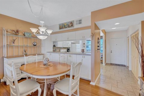Condo in Saint Petersburg, Florida, 2 bedrooms  № 2114485 - photo 10