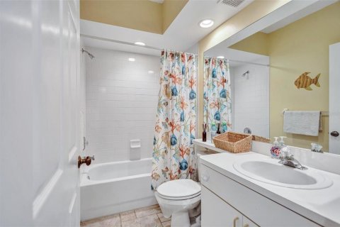 Condo in Saint Petersburg, Florida, 2 bedrooms  № 2114485 - photo 25
