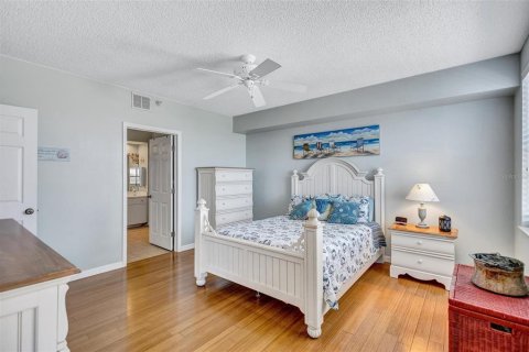 Condo in Saint Petersburg, Florida, 2 bedrooms  № 2114485 - photo 18