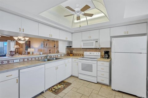 Condo in Saint Petersburg, Florida, 2 bedrooms  № 2114485 - photo 11