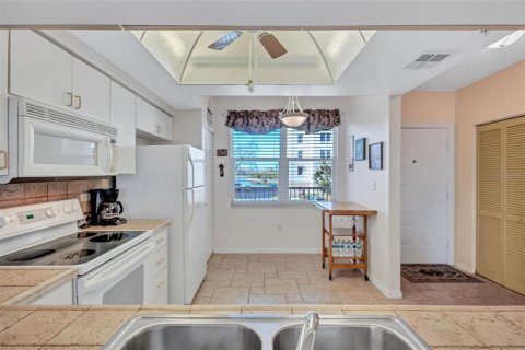 Condo in Saint Petersburg, Florida, 2 bedrooms  № 2114485 - photo 14