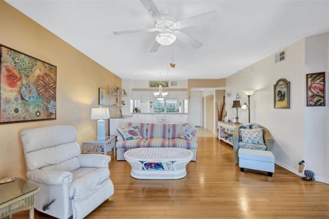 Condo in Saint Petersburg, Florida, 2 bedrooms  № 2114485 - photo 8