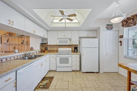 Condo in Saint Petersburg, Florida, 2 bedrooms  № 2114485 - photo 12
