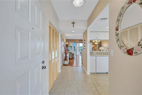 Condo in Saint Petersburg, Florida, 2 bedrooms  № 2114485 - photo 5