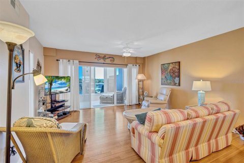 Condo in Saint Petersburg, Florida, 2 bedrooms  № 2114485 - photo 9