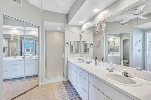 Condo in Saint Petersburg, Florida, 2 bedrooms  № 2114485 - photo 20