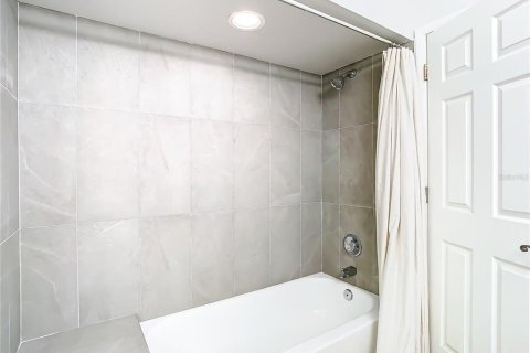 Townhouse in Tampa, Florida 2 bedrooms, 126.35 sq.m. № 2373523 - photo 20