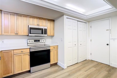 Townhouse in Tampa, Florida 2 bedrooms, 126.35 sq.m. № 2373523 - photo 11