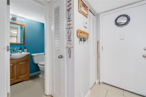 Condominio en venta en Hallandale Beach, Florida, 1 dormitorio, 72.46 m2 № 2001806 - foto 7
