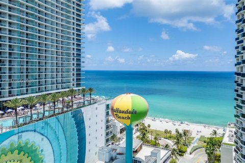 Condominio en venta en Hallandale Beach, Florida, 1 dormitorio, 72.46 m2 № 2001806 - foto 2