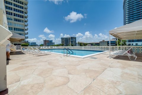 Condominio en venta en Hallandale Beach, Florida, 1 dormitorio, 72.46 m2 № 2001806 - foto 14