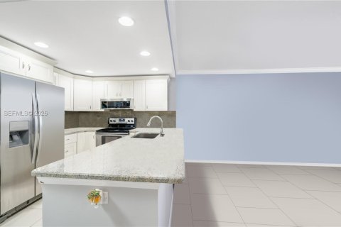 Condominio en venta en Hallandale Beach, Florida, 1 dormitorio, 72.46 m2 № 2001806 - foto 6