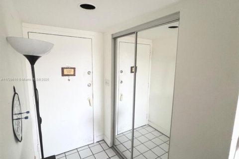 Condo in Miami, Florida, 1 bedroom  № 1703100 - photo 12