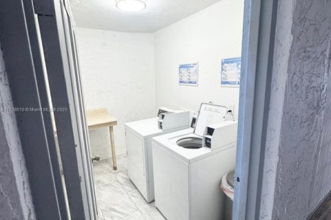 Condo in Miami, Florida, 1 bedroom  № 1703100 - photo 17