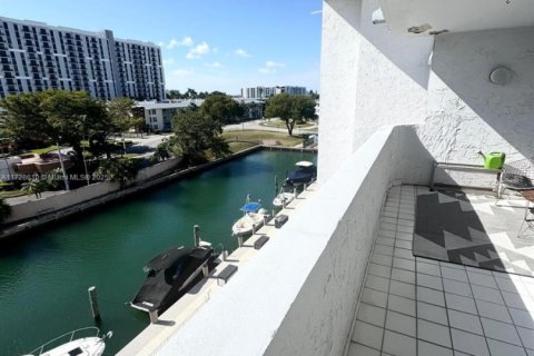 Condo in Miami, Florida, 1 bedroom  № 1703100 - photo 3