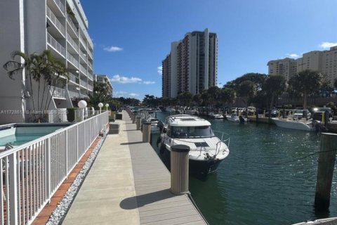 Condo in Miami, Florida, 1 bedroom  № 1703100 - photo 23