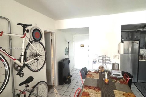 Condo in Miami, Florida, 1 bedroom  № 1703100 - photo 10