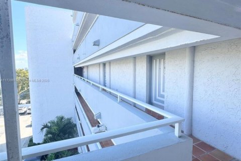 Condo in Miami, Florida, 1 bedroom  № 1703100 - photo 18