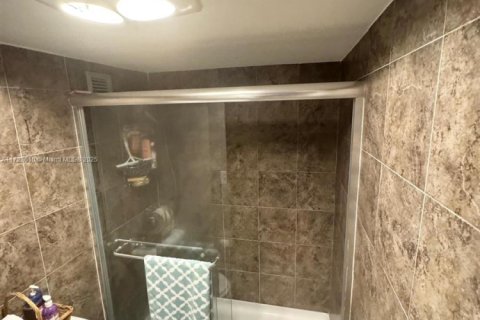 Condo in Miami, Florida, 1 bedroom  № 1703100 - photo 14