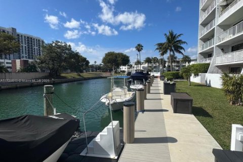 Condo in Miami, Florida, 1 bedroom  № 1703100 - photo 24
