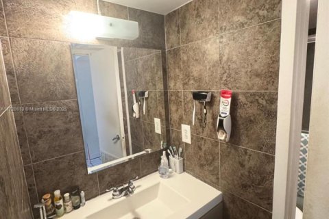 Condo in Miami, Florida, 1 bedroom  № 1703100 - photo 13
