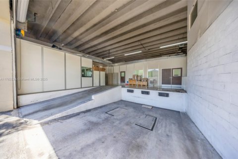 Купить коммерческую недвижимость в Дорал, Флорида № 1698482 - фото 2