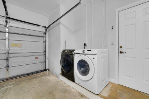 House in Miramar, Florida 3 bedrooms, 143.26 sq.m. № 2008343 - photo 28