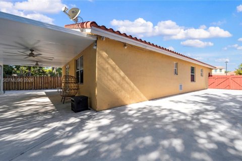 House in Miramar, Florida 3 bedrooms, 143.26 sq.m. № 2008343 - photo 20